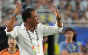 El seleccionador de Cabo Verde, Bubista, reaccionando en un partido de los dieciseisavos de final del Mundial de la FIFA 2026 entre Argentina y Cabo Verde.