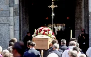 Personas trasladan el féretro de Franco Baresi en la basílica de San Ambrosio durante su funeral en Milán, Italia, el 4 de agosto de 2026.