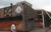 Mercado del Río funcionó desde 2018, pero en 2023 redujo su oferta e incluso fue cerrada una de las dos naves de restaurantes.