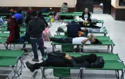 Personas descansan tras ser evacuadas este martes, en Alotenango al suroeste de Ciudad de Guatemala (Guatemala).
