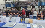 Policía Judicial detuvo a 10 personas en Guayaquil por presunta falsificación de documentos vehiculares.