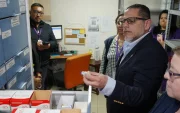 El ministro de Salud revisa el inventario de medicamentos durante una inspección en Guamaní.