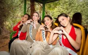 Candidatas de Miss Universo Ecuador 2026 durante la Gira Nacional CNB en un recorrido por un bosque antes de la gala preliminar en Ambato.