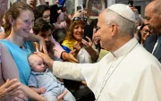 El Papa León XIV, bendice a un niño en la Basílica de San Pedro, Ciudad del Vaticano, el 5 de agosto de 2026.