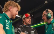 Fernando Alonso junto al equipo de Aston Martin durante los preparativos previos a una carrera.