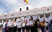 Mientras pacientes protestaban, en el balcón del Palacio colocaron un parlante con música a todo volumen, para que no se escuchen las proclamas.