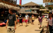 Turistas recorren las calles de Montañita, uno de los destinos más visitados de Ecuador durante los feriados. Imagen referencial.