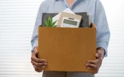 Referencial.Un trabajador recoge sus pertenencias tras finalizar su relación laboral.