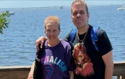 Perez Hilton, junto a su madre Teresita Lavandeira, conocida también como Momma Perez
