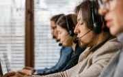 Referencial.Operadores atienden llamadas de emergencia en el ECU 911.