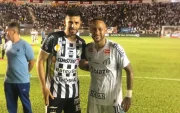 Ronnie Carrillo (izq.) disputa el balón con Neymar Jr. (der.) durante un partido del Campeonato Brasileño.