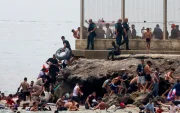 El detonante para el grave incidente sería una sentencia del Tribunal Supremo español que establece que los inmigrantes ilegales que ingresen por el mar no pueden ser expulsados en el acto, sino que deban cumplirse los trámites respectivos.