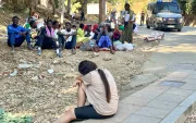 Varios jóvenes se lavan en la calle. Cerca de un millar de inmigrantes -principalmente subsaharianos- acampados en una explanada cercana a la playa del Trampolín de Ceuta.