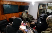 Militares encontraron un supuesto centro de monitoreo, dinero, droga y contrabando durante un operativo en un night club del norte de Quito.