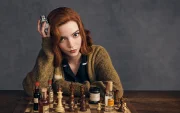 Gambito de dama convirtió el ajedrez en un fenómeno mundial con la historia de Beth Harmon, una joven prodigio que lucha por alcanzar la cima mientras enfrenta sus adicciones.