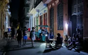 Un grupo de personas pasan la noche en La Habana, en un nuevo apagón nacional.