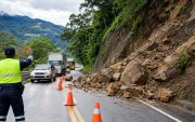 Las autoridades recomiendan revisar el estado de las carreteras y conducir con precaución ante las restricciones vigentes en varias provincias por deslizamientos y socavones.