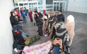 Carpas, cobijas y cartones marcaron la espera de ciudadanos frente a la ANT en Quito, mientras buscaban un turno para su licencia.