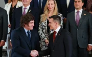 Los presidentes de Argentina, Javier Milei (i), y de Ecuador, Daniel Noboa, en compañía de funcionarios de ambos países.