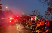 Bomberos rescataron a una persona que quedó atrapada en un camión tras un accidente en la vía Perimetral, este jueves 6 de agosto.