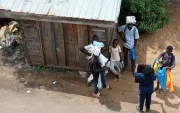 Fotografía cedida por el hondureño Brayan Sánchez tomada con su teléfono móvil que muestra la zona donde vive junto a otros sus compañeros latinos, después de ser deportados desde Estados Unidos, en Bangui (República Centroafricana).
