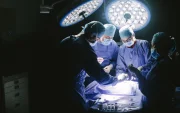 Referencial. Médicos y enfermeros en cirugía.