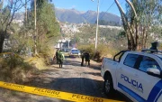 La Policía Nacional acordonó una zona boscosa de Miravalle, en Quito, donde fue hallado un hombre sin vida con una aparente herida de bala.