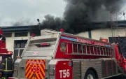Bomberos de Guayaquil trabajan para controlar el incendio.