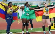 Jessica Oji (centro), Belsy Rodríguez (izquierda) y Emily Scherf (derecha) posan en el podio tras la final de impulso de bala del Mundial Sub-20 de Atletismo en Oregón.