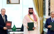 El presidente de Turquía, Recep Tayyip Erdogan (i); al príncipe heredero de Arabia Saudí, Mohamed bin Salmán (c), y al primer ministro de Pakistán, Shehbaz Sharif, posando tras la firma del acuerdo.