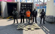 Agentes policiales inspeccionan un contenedor en el puerto de Guayaquil, donde se hallaron 50 bloques de cocaína ocultos entre la carga de fruta.