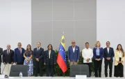 La exdiputada y quien encabeza la delegación opositora, Dinorah Figuera (c-i), y el presidente del Parlamento, Jorge Rodríguez (c-d), en la mesa de diálogo, impulsada por Estados Unidos.