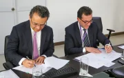 Representantes del Banco Mundial firman acuerdo de donación.
