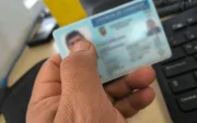 Decenas de ciudadanos pasan la noche en la ANT de Quito para renovar su licencia, mientras la entidad recomienda acudir a la agencia Occidental.