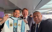Alejandro Domínguez (centro), presidente de la CONMEBOL, junto a Marco Rubio (izq.) y Claudio Tapia (der.) durante una actividad oficial en el Mundial 2026.