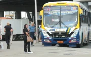 Referencial.Usuarios esperan buses en Guayaquil, en medio del aumento de pasajes que condiciona los planes del feriado.