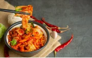Al igual que otros alimentos fermentados, el kimchi tiene probióticos, bacterias beneficiosas para la salud.