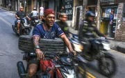 Personas movilizándose en motocicletas por la favela Rocinha en Río de Janeiro, el 31 de julio de 2026 (Brasil).