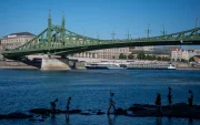 La gente observa el río Danubio mientras fluye a un nivel de agua récord en el centro de Budapest, Hungría, el 28 de julio de 2026.