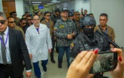El ministro de Salud, Juan Carlos Aveiga, y el de Interior, John Reimberg, participan de operativos conjuntos contra la corrupción hospitalaria.