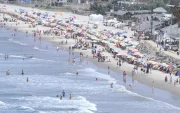 Las playas son los principales destinos de los turistas por los feriados.