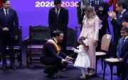 El presidente de Colombia, Abelardo de la Espriella (c-i), saluda a una de sus hijas y a su esposa Ana Lucía Pineda (c-d), durante la ceremonia de investidura como presidente de Colombia .