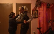 Pedro Niño y Luisa López bailan al ritmo de cumbias reproducidas por su hija, Lucy López —una *sonidera* que transmite en vivo a diario a través de su página de Facebook.