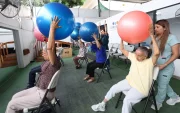 Un grupo de adultos mayores hacen ejercicios especializados en Geronto, para ser activos.