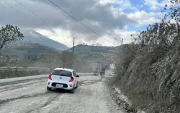 Deslizamientos y daños en la calzada obligan a circular con precaución en varios corredores viales de Ecuador.