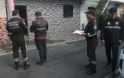 Policías acudieron a investigar el fallecimiento del niño que fue alcanzado por una bala en su dormitorio.
