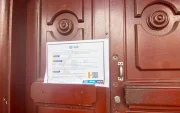 En algunas de las edificaciones patrimoniales de Guayaquil se colocaron las notificaciones para los propietarios.