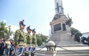 En el marco del 10 de agosto, las Fuerzas Armadas del Ecuador rindieron tributo a los próceres de la gesta libertaria al pie del Monumento a la Independencia, en la Plaza Grande.