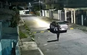 La víctima viajaba junto con varios amigos cuando el vehículo en el que se movilizaba chocó con el automóvil ocupado por los dos policías.