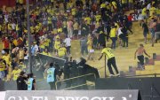 Hinchas ubicados en la tribuna General Sur intentaron ingresar al campo de juego.